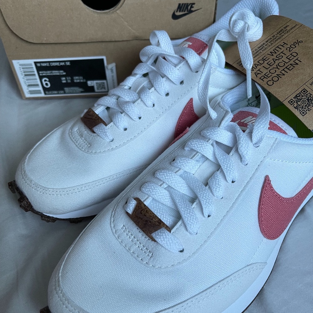 NWT Womens Nike DAYBREAK SE size 6